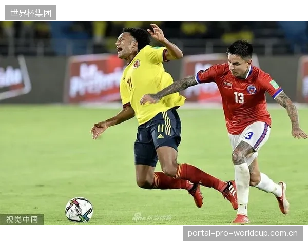 哥伦比亚利用边路宽度持续施压，两翼齐飞战术打破智利防守。